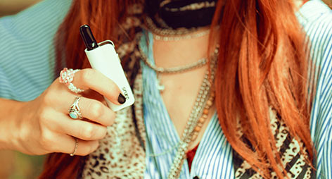 woman with rings holding on Exxus Snap VV Mini 